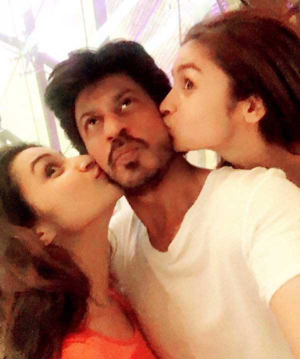 Parineeti Chopra and Alia Bhatt Kisses Shahrukh Khan (SRK); AbRam Asleeps